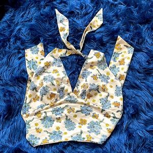 ~ thrifted ~ Vintage Floral Backless Halter Top 🌼